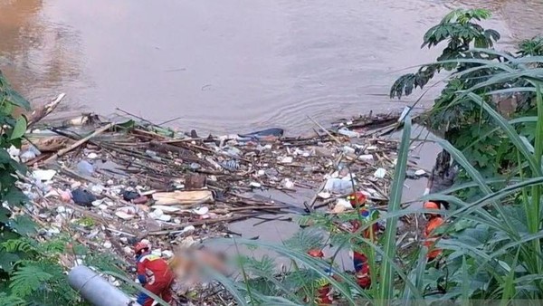 mayat-dalam-kondisi-tanpa-kepala-ditemukan-di-kali-ciliwung-pancoran-jakarta-selatan-jaksel-mayat-itu-ditemukan-warga-yang-sed-1752118346653_169
