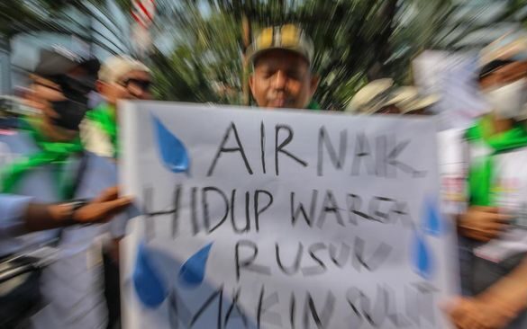 warga-rumah-susun-dari-berbagai-wilayah-dki-jakarta-menggelar-aksi-unjuk-rasa-di-depan-gedung-balai-kota-dki-jakarta-senin-217-1753074463917_169